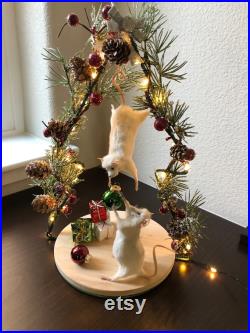 Centre de table de l arbre de Noël et taxidermie de la souris souris