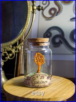 Champignon en verre orange sur mousse naturelle dans un flacon en verre d'apothicaire pour cabinet de curiosité et collection rare
