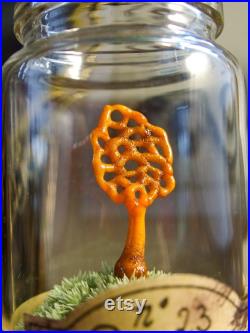 Champignon en verre orange sur mousse naturelle dans un flacon en verre d'apothicaire pour cabinet de curiosité et collection rare