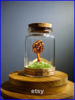 Champignon en verre orange sur mousse naturelle dans un flacon en verre d'apothicaire pour cabinet de curiosité et collection rare