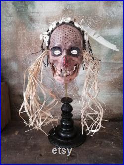 Crâne Asmat sur bois tourné,replique, replica, cabinet de curiosités, oddities, human skull fake