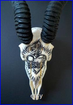 Crâne d'antilope springbok peint à la main motif tatouage sacré coeur et chapelet