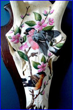 Crâne de cerf vintage peint à la main composition inspirée d'une planche naturaliste ancienne d'oiseaux et de fleurs