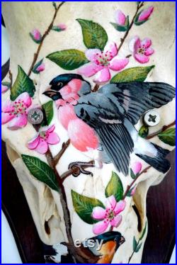 Crâne de cerf vintage peint à la main composition inspirée d'une planche naturaliste ancienne d'oiseaux et de fleurs