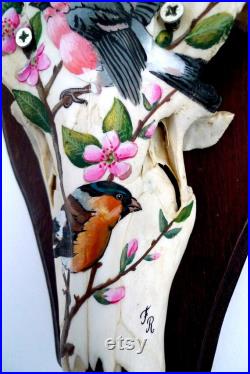 Crâne de cerf vintage peint à la main composition inspirée d'une planche naturaliste ancienne d'oiseaux et de fleurs