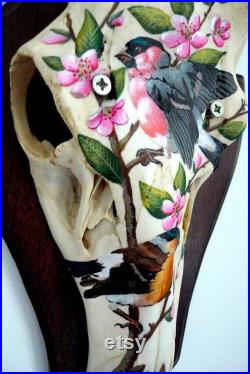 Crâne de cerf vintage peint à la main composition inspirée d'une planche naturaliste ancienne d'oiseaux et de fleurs