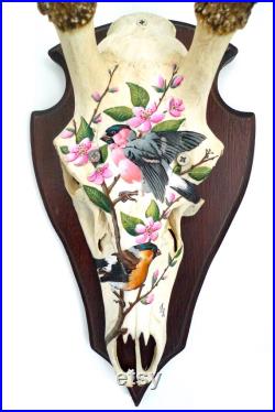 Crâne de cerf vintage peint à la main composition inspirée d'une planche naturaliste ancienne d'oiseaux et de fleurs