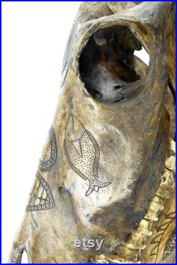 Crâne de cheval Dayak ciselé sur socle métallique noir- Indonésie Curiosité ethnique