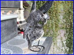 Crâne de chèvre sculptant de couleur grise, crâne de chèvre avec sculpture en corne.