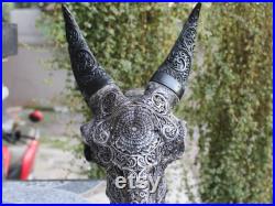 Crâne de chèvre sculptant de couleur grise, crâne de chèvre avec sculpture en corne.