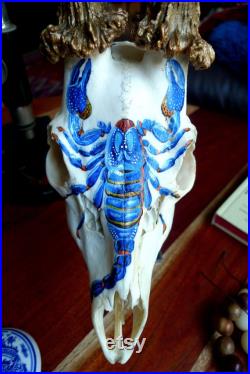 Crâne de chevreuil vintage peint à la main à la peinture acrylique avec un motif de scorpion