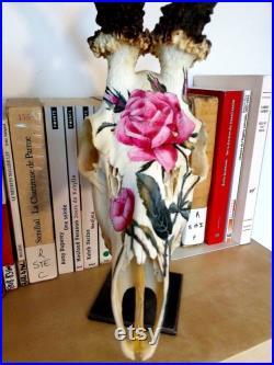Crâne de chevreuil vintage peint à la main à la peinture acrylique motif délicat de rose inspiré d'une planche botanique ancienne