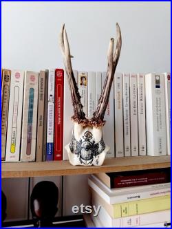 Crâne de chevreuil vintage peint à la main motif inspiration tatouage scarabée égyptien
