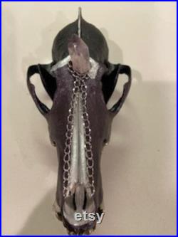 Crâne de coyote embelli à la main avec améthyste, cristal de quartz, argent et chaîne