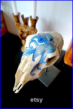 Crâne de mouton peint à la main motif égyptien oeil d'Horus, faucon et fleurs de lotus
