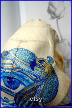 Crâne de mouton peint à la main motif égyptien oeil d'Horus, faucon et fleurs de lotus