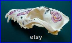Crâne de renard peint à la main motif tatouage mystique attrape-rêves, roses et étoiles