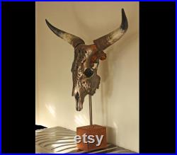 Crâne de vaches, crâne réel gravé, crâne de Longhorn gravé réel sur piédestal, crâne décoré rustique restant sur le train d atterrissage