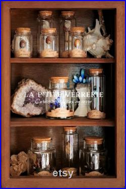 Cristal en verre incolore dans son bocal d'apothicaire pour cabinet de curiosités et collection géologie, gemmologie, décoration intérieur Cristal en verre incolore dans son bocal d'apothicaire pour cabinet de curiosités et collection géologie, gemmologie, décoration intérieur