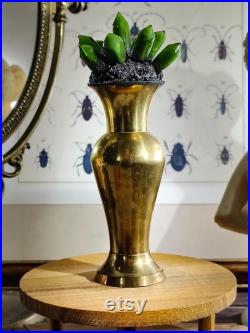 Cristal en verre vert sur un socle en laiton pour cabinet de curiosités et collection géologie, gemmologie, decoration intérieur Cristal en verre vert sur un socle en laiton pour cabinet de curiosités et collection géologie, gemmologie, decoration intérieur