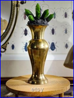 Cristal en verre vert sur un socle en laiton pour cabinet de curiosités et collection géologie, gemmologie, decoration intérieur Cristal en verre vert sur un socle en laiton pour cabinet de curiosités et collection géologie, gemmologie, decoration intérieur