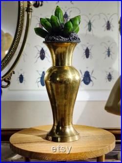 Cristal en verre vert sur un socle en laiton pour cabinet de curiosités et collection géologie, gemmologie, decoration intérieur Cristal en verre vert sur un socle en laiton pour cabinet de curiosités et collection géologie, gemmologie, decoration intérieur