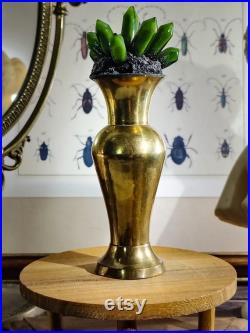 Cristal en verre vert sur un socle en laiton pour cabinet de curiosités et collection géologie, gemmologie, decoration intérieur Cristal en verre vert sur un socle en laiton pour cabinet de curiosités et collection géologie, gemmologie, decoration intérieur