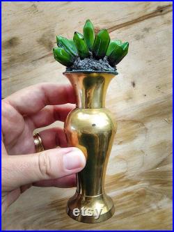 Cristal en verre vert sur un socle en laiton pour cabinet de curiosités et collection géologie, gemmologie, decoration intérieur Cristal en verre vert sur un socle en laiton pour cabinet de curiosités et collection géologie, gemmologie, decoration intérieur