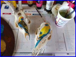Exceptionnel couple de crânes de chevreuils peints à la main à la peinture acrylique motif oiseaux inséparables