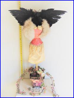 Handmade Over 3 Feet Tall Lady Raven Victorian, Gothique, vintage Display , Hybrid Faux Taxidermy, en pot vintage.