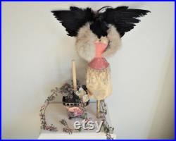Handmade Over 3 Feet Tall Lady Raven Victorian, Gothique, vintage Display , Hybrid Faux Taxidermy, en pot vintage.