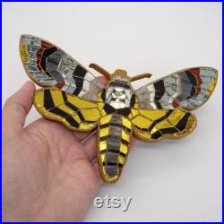 Insecte décoration Sphinx tête de mort papillon Acherontia atropos en verre et bois micro mosaïque jaune gris noir