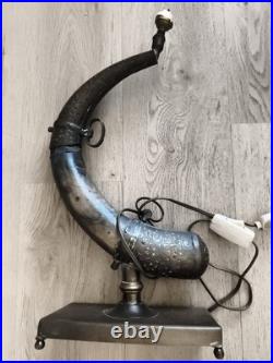 Lampe ancienne en corne taxidermie décor gravé, base métal, style rustique vinta