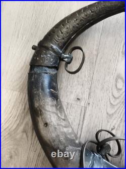 Lampe ancienne en corne taxidermie décor gravé, base métal, style rustique vinta