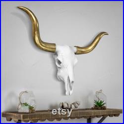 Large White Texas Longhorn Cow Skull Gold Horns par Wall Charmers Faux Taxidermy Décor de crâne d animal Décor de ferme Décor rustique de mur