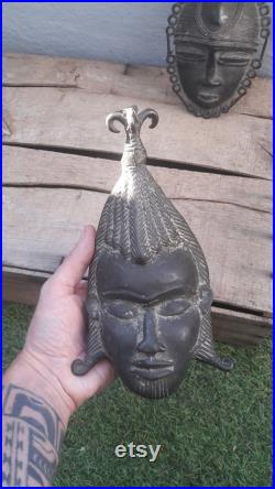 Lot de 2 masques de type YOHOURE en bronze Lot de 2 masques de type YOHOURE en bronze