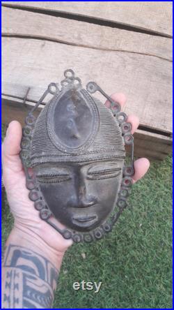 Lot de 2 masques de type YOHOURE en bronze Lot de 2 masques de type YOHOURE en bronze