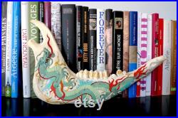 Mâchoire inférieure de taureau Highland cattle peinte à la main avec motif tatouage dragon asiatique