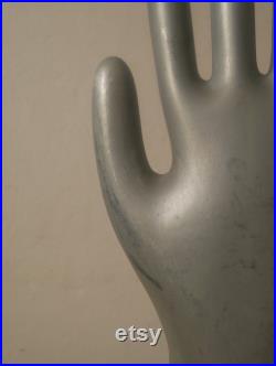 Moule à gants vintage en fonte d'aluminium curiosité objet de décoration industrielle objet industriel rétro design métal argenté Moule à gants vintage en fonte d'aluminium curiosité objet de décoration industrielle objet industriel rétro design métal argenté