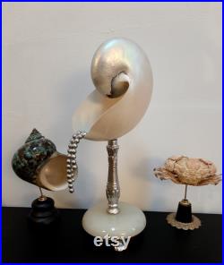 Nautile nacré avec perles sur socle agathe et métal