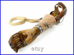 Prothèse de bras vintage articulée avec pince mécanique et main en bois articulée Mi-XXe Cabinet de curiosités