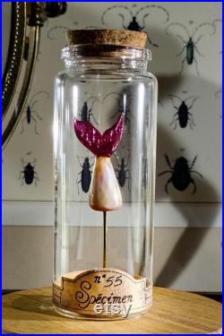 Queue de sirène en verre sur socle en liège dans un flacon en verre d'apothicaire pour cabinet de curiosité et médiéval fantastique
