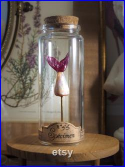 Queue de sirène en verre sur socle en liège dans un flacon en verre d'apothicaire pour cabinet de curiosité et médiéval fantastique