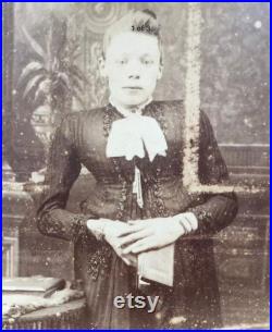 Rare Antique Victorian Carte De Visite CDV Photo d une jeune femme handicapée Intérêt médical Déformé Cabinet de curiosité