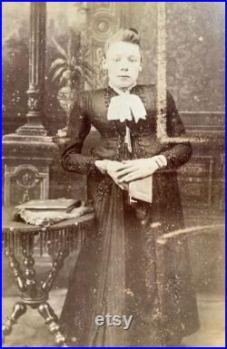 Rare Antique Victorian Carte De Visite CDV Photo d une jeune femme handicapée Intérêt médical Déformé Cabinet de curiosité
