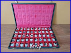 Rare lot de 50 prothèses oculaires anciennes Dans son coffret d'origine Couleurs bleues et vertes Rare lot de 50 prothèses oculaires anciennes Dans son coffret d'origine Couleurs bleues et vertes