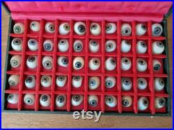 Rare lot de 50 prothèses oculaires anciennes Dans son coffret d'origine Couleurs bleues et vertes Rare lot de 50 prothèses oculaires anciennes Dans son coffret d'origine Couleurs bleues et vertes