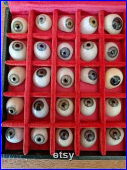 Rare lot de 50 prothèses oculaires anciennes Dans son coffret d'origine Couleurs bleues et vertes Rare lot de 50 prothèses oculaires anciennes Dans son coffret d'origine Couleurs bleues et vertes