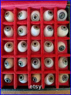 Rare lot de 50 prothèses oculaires anciennes Dans son coffret d'origine Couleurs bleues et vertes Rare lot de 50 prothèses oculaires anciennes Dans son coffret d'origine Couleurs bleues et vertes