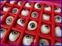 Rare lot de 50 prothèses oculaires anciennes Dans son coffret d'origine Couleurs bleues et vertes Rare lot de 50 prothèses oculaires anciennes Dans son coffret d'origine Couleurs bleues et vertes